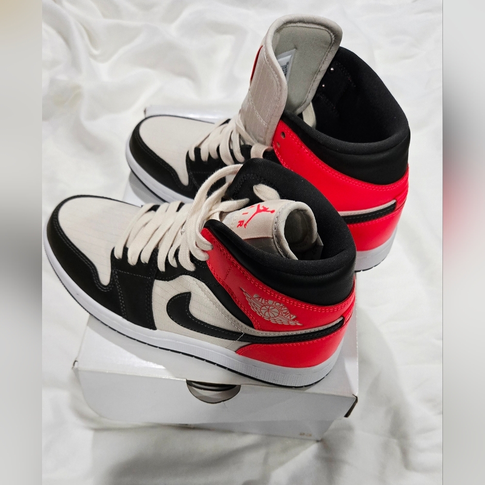 Air Jordan 1 WMNS Mid SE in Light Orewood Brown and Newsprint S 6.5